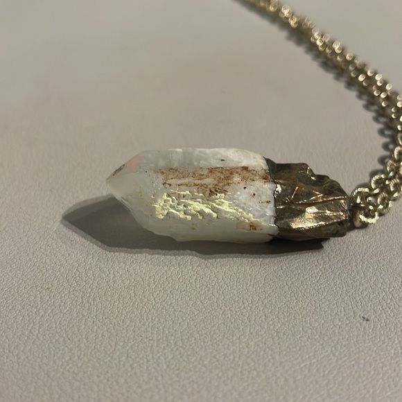 White natural stone pendant necklace - Picture 5 of 16